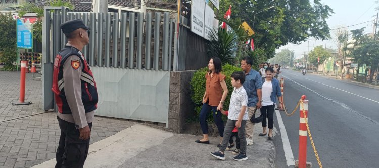 Polsek Krian pengamanan ke giatan Ibadah Rutin Mingguan di Gereja Santa Monica
